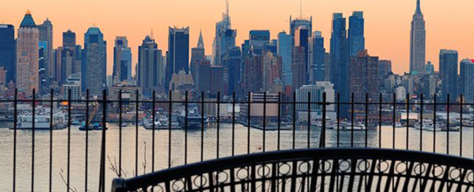 panchina davanti skyline di new york, copertina dedicata alle cose insolite da vedere a new york