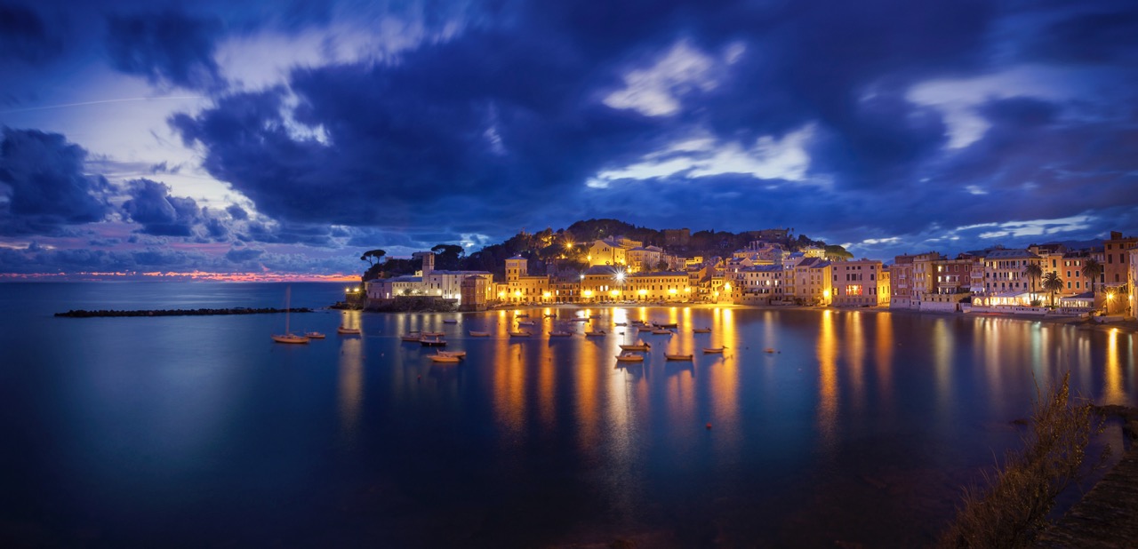 sestri-levante-at-night-liguria-italy-2025-04-03-19-46-48-utc - dimensioni grandi