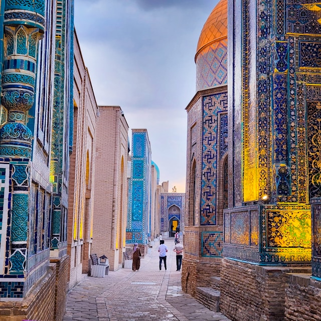Uzbekistan: Tipica via cittadina dell'Uzbekistan tra palazzi e grattacieli moderni.