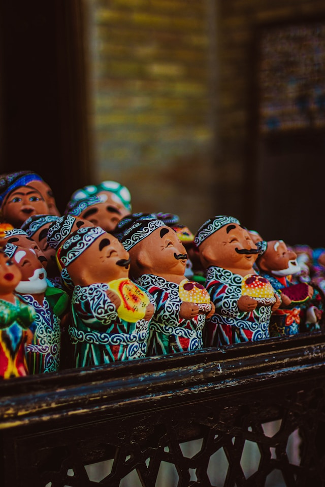 Uzbekistan: Souvenir locali e bambole artigianali esposte in Uzbekistan.
